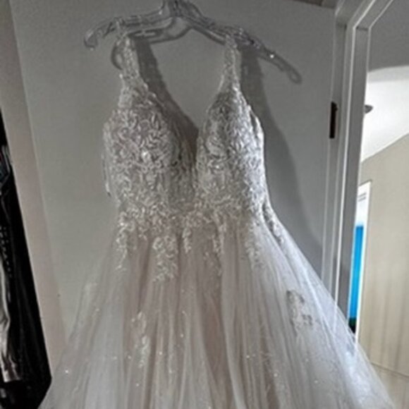 Essence of Australia Bridal Gown - Picture 1 of 7